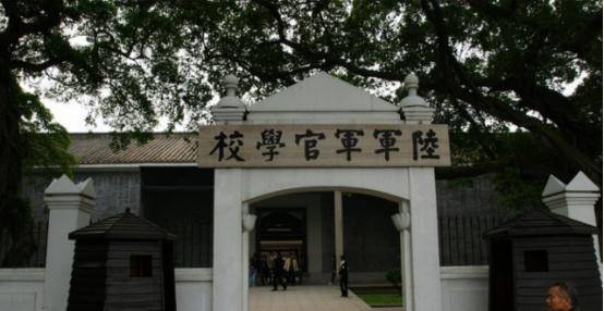 黄埔建校之初，校长每周不是去送钱就是去谈心，建立自己的亲信圈
