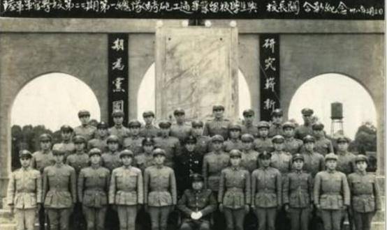 黄埔建校之初，校长每周不是去送钱就是去谈心，建立自己的亲信圈