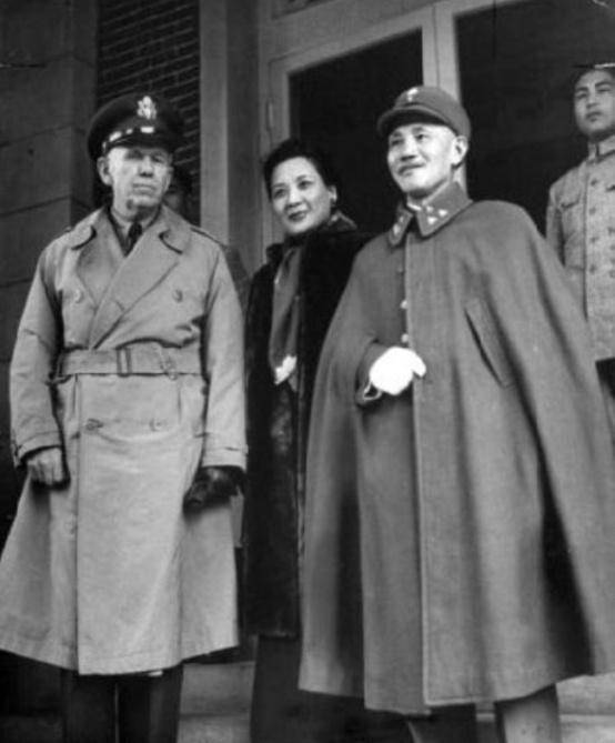 黄埔建校之初，校长每周不是去送钱就是去谈心，建立自己的亲信圈
