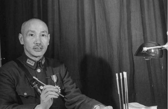 黄埔建校之初，校长每周不是去送钱就是去谈心，建立自己的亲信圈