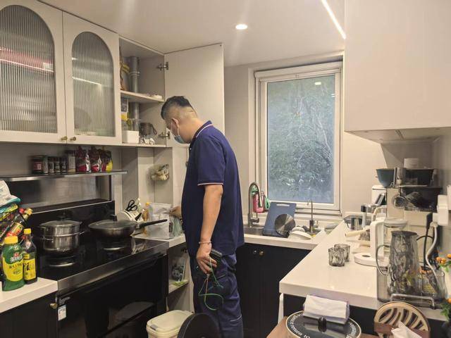 居民家中燃气报警器持续鸣响，竟是长期无人居住通风不畅所致