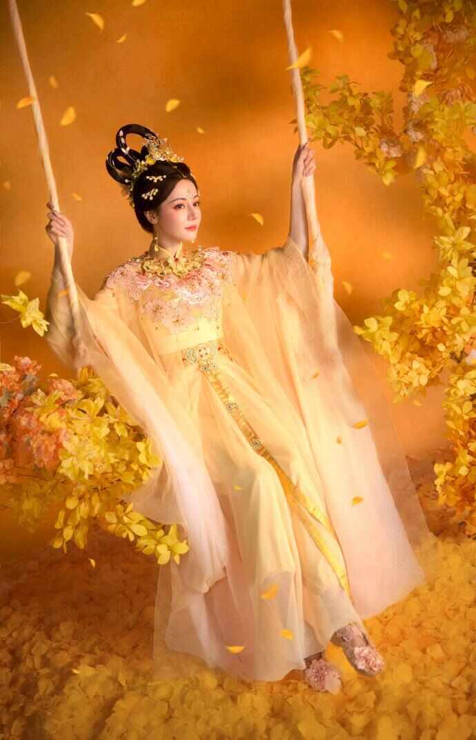 迪丽热巴亮相河南卫视中秋奇妙游舞台，“神女”舞蹈惊艳全网