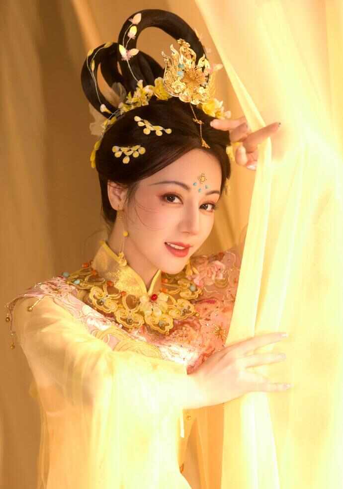 迪丽热巴亮相河南卫视中秋奇妙游舞台，“神女”舞蹈惊艳全网