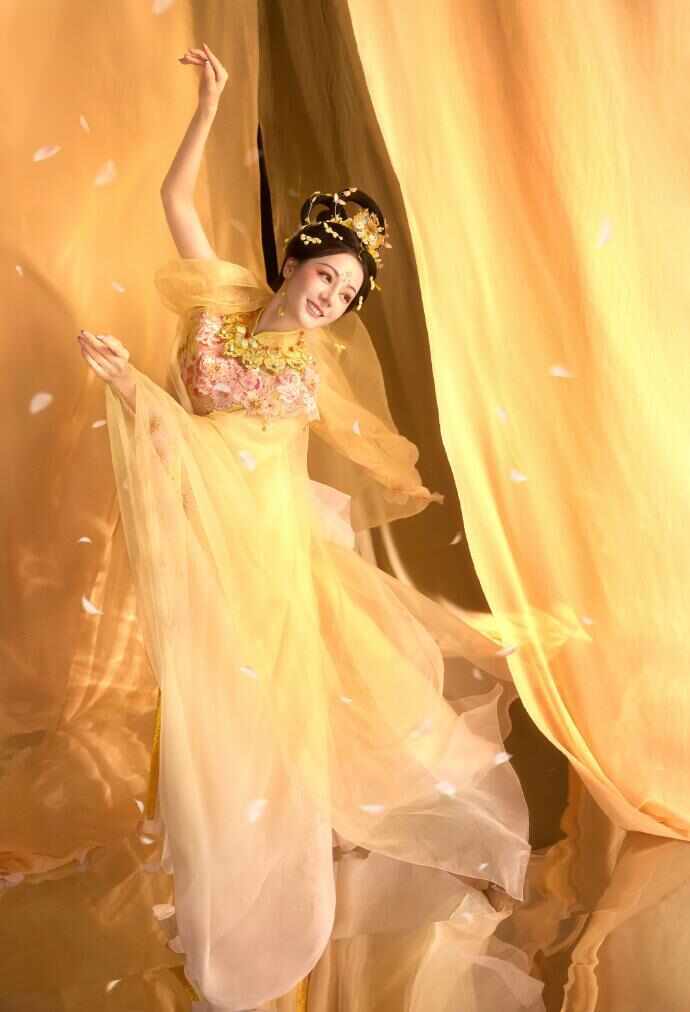 迪丽热巴亮相河南卫视中秋奇妙游舞台，“神女”舞蹈惊艳全网